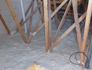 Izolace novostavby rodinného domu s vazníkovou konstrukcí krovu